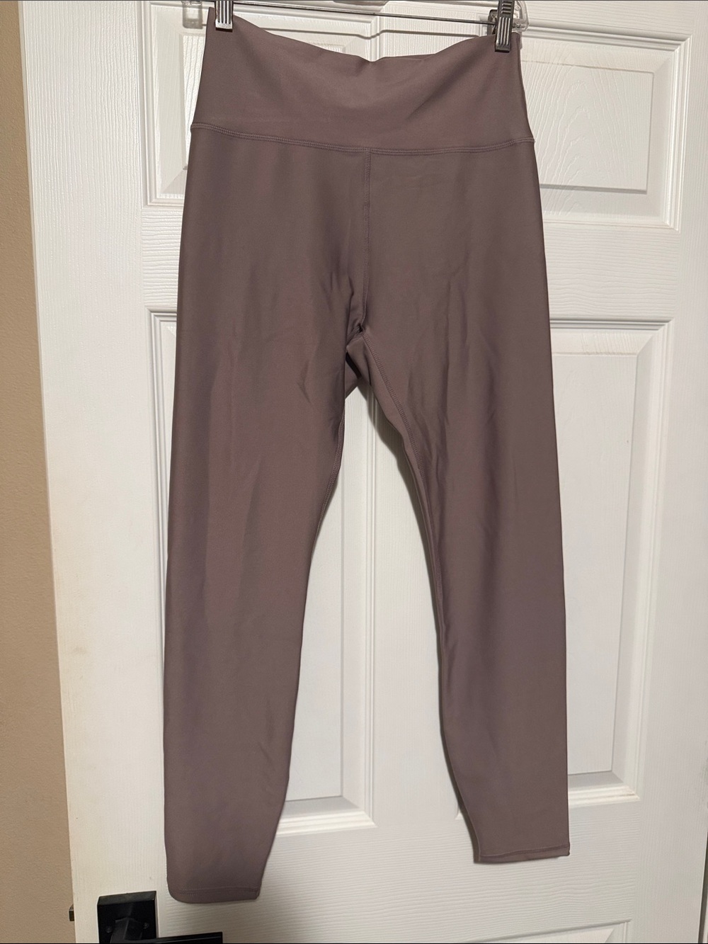 ALO Yoga airlift energy leggings- Mushroom color